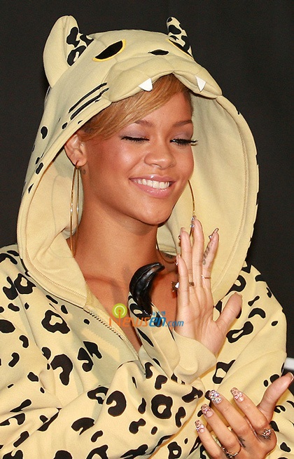 Rihanna “đụng hàng” với Lee Hyori - 7