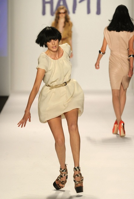 Siêu mẫu Agyness Deyn “ngã lên ngã xuống” trên sàn catwalk - 1