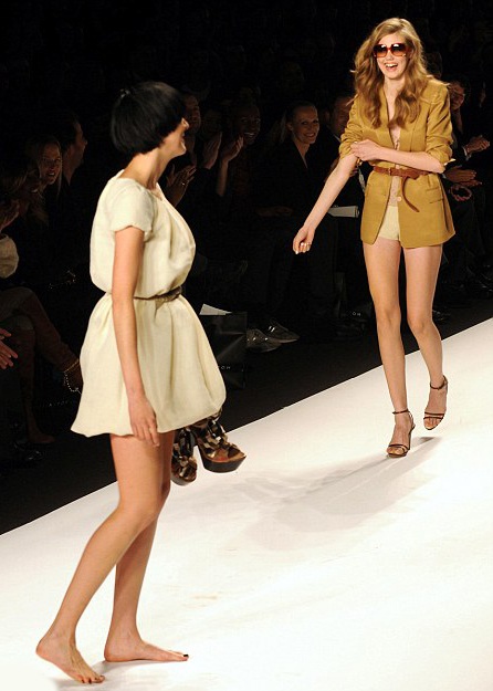 Siêu mẫu Agyness Deyn “ngã lên ngã xuống” trên sàn catwalk - 11