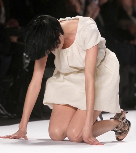 Siêu mẫu Agyness Deyn “ngã lên ngã xuống” trên sàn catwalk - 3