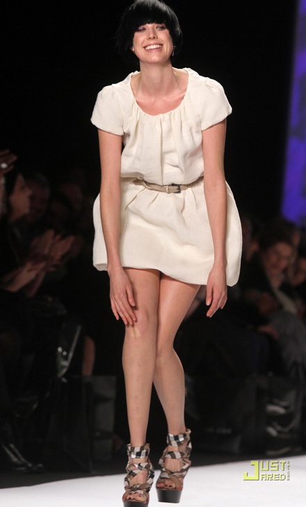 Siêu mẫu Agyness Deyn “ngã lên ngã xuống” trên sàn catwalk - 6