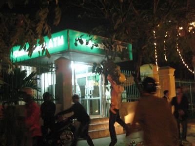 Cây xanh trước các ngân hàng tan tác vì... bẻ lộc - 1 Cây xanh trước các ngân hàng tan tác vì... bẻ lộc - 1