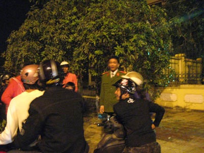 Cây xanh trước các ngân hàng tan tác vì... bẻ lộc - 4 Cây xanh trước các ngân hàng tan tác vì... bẻ lộc - 4