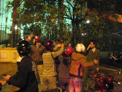 Cây xanh trước các ngân hàng tan tác vì... bẻ lộc - 5 Cây xanh trước các ngân hàng tan tác vì... bẻ lộc - 5