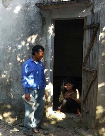 Nỗi cùng cực của người đàn ông nuôi 3 chị em gái bị điên - 1