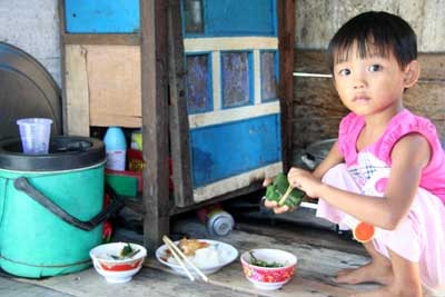 Tết trên xóm nghèo vạn đò Đông Ba - 4 Tết trên xóm nghèo vạn đò Đông Ba - 4