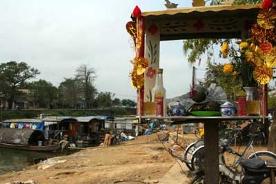 Tết trên xóm nghèo vạn đò Đông Ba - 2 Tết trên xóm nghèo vạn đò Đông Ba - 2