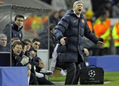 Thầy trò Wenger đổ lỗi thất bại do trọng tài - 1 Thầy trò Wenger đổ lỗi thất bại do trọng tài - 1