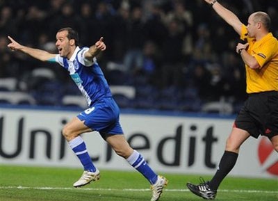 Thầy trò Wenger đổ lỗi thất bại do trọng tài - 2 Thầy trò Wenger đổ lỗi thất bại do trọng tài - 2