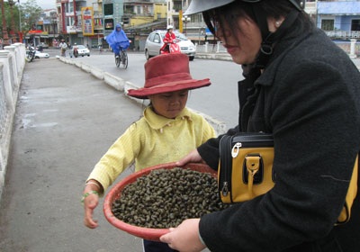 “Thân cò con” mưu sinh trong ngày Tết - 2