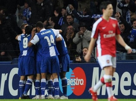 Thủ môn mắc sai lầm, Arsenal thúc thủ tại Dragao - 2