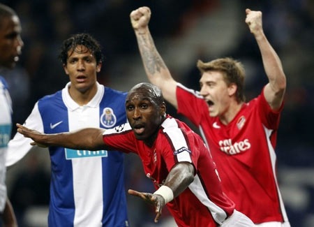 Thủ môn mắc sai lầm, Arsenal thúc thủ tại Dragao - 3