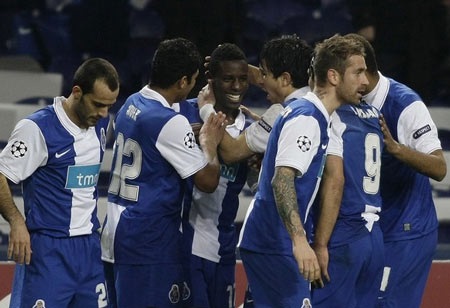 Thủ môn mắc sai lầm, Arsenal thúc thủ tại Dragao - 1