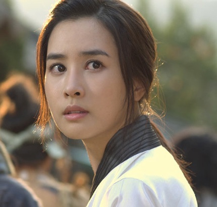 Lee Dae Hae bị chỉ trích vì quá… xinh đẹp - 1