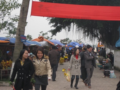 Người dân xứ Nghệ ùn ùn đi lễ cầu tài, lộc - 1