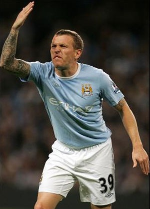 “Bật” Mancini, Bellamy bị tống cổ 3 tháng - 1