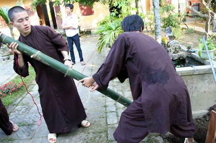 Xem lễ  “Dựng - hạ nêu” lớn nhất tại Huế  - 7