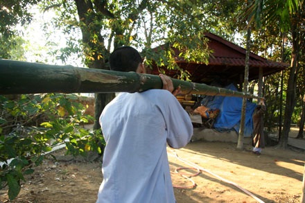 Xem lễ  “Dựng - hạ nêu” lớn nhất tại Huế  - 1