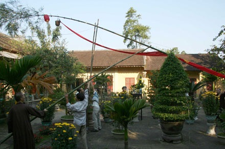 Xem lễ  “Dựng - hạ nêu” lớn nhất tại Huế  - 12