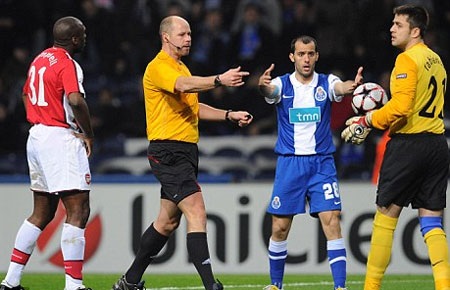 Wenger công kích trọng tài Hansson là “kẻ bất tài” - 2