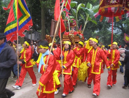 Dòng người đổ về khai hội đền Sóc - 2