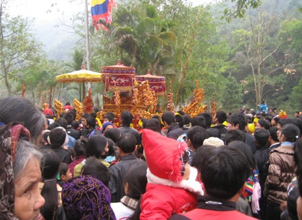 Dòng người đổ về khai hội đền Sóc - 3