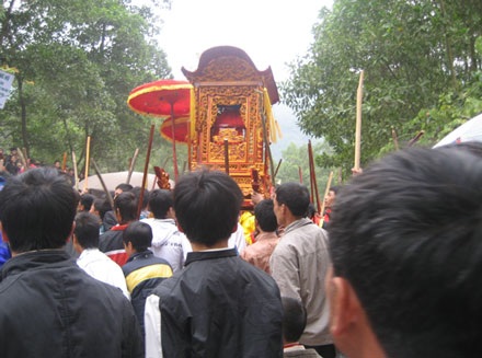 Dòng người đổ về khai hội đền Sóc - 4