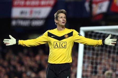 MU thuyết phục thành công Van der Sar gia hạn hợp đồng - 1