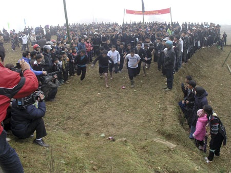 Mở Hội xuân độc đáo dưới chân núi Phan Si Păng - 8