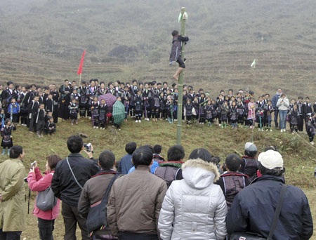 Mở Hội xuân độc đáo dưới chân núi Phan Si Păng - 1