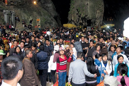 Hết tết, ngộp thở mùa lễ hội - 1