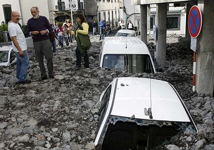 Đảo du lịch nổi tiếng Madeira tan hoang sau trận lụt lịch sử - 13