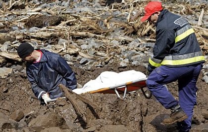 Đảo du lịch nổi tiếng Madeira tan hoang sau trận lụt lịch sử - 14