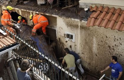 Đảo du lịch nổi tiếng Madeira tan hoang sau trận lụt lịch sử - 15