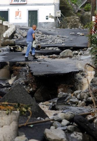 Đảo du lịch nổi tiếng Madeira tan hoang sau trận lụt lịch sử - 17