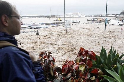 Đảo du lịch nổi tiếng Madeira tan hoang sau trận lụt lịch sử - 3