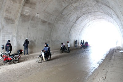 “Làm xiếc” trên đường vào chùa Bái Đính - 8