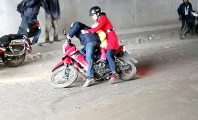 “Làm xiếc” trên đường vào chùa Bái Đính - 7