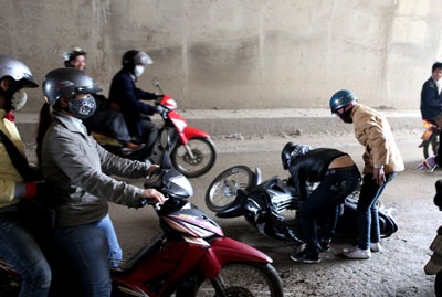 “Làm xiếc” trên đường vào chùa Bái Đính - 6