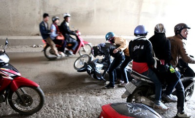 “Làm xiếc” trên đường vào chùa Bái Đính - 5