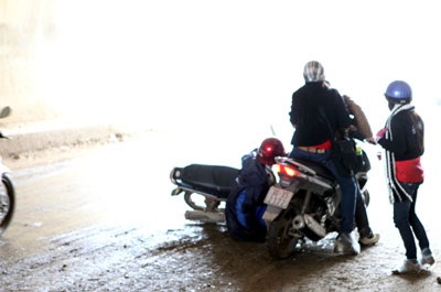 “Làm xiếc” trên đường vào chùa Bái Đính - 4