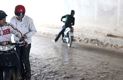 “Làm xiếc” trên đường vào chùa Bái Đính - 3