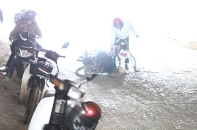 “Làm xiếc” trên đường vào chùa Bái Đính - 1