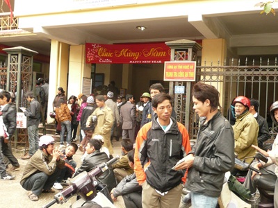 Đầu năm chen nhau đi làm hộ chiếu  - 1