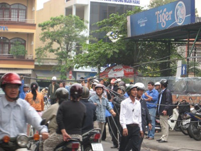 Hú hồn vì bó dây cáp rơi bất thình lình - 1 Hú hồn vì bó dây cáp rơi bất thình lình - 1