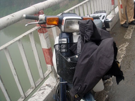 Cô gái trẻ nhảy cầu Chương Dương tự tử - 1 Cô gái trẻ nhảy cầu Chương Dương tự tử - 1