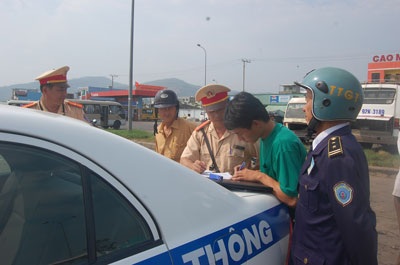 Đà Nẵng: Liên tiếp bắt giữ xe “nhồi” khách - 1