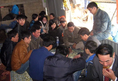 Chùa Hương Tích "biến" thành… chiếu bạc - 2 Chùa Hương Tích "biến" thành… chiếu bạc - 2