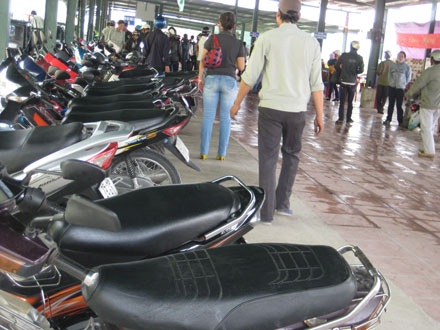 Quá tải dịch vụ trung chuyển qua hầm Hải Vân - 1