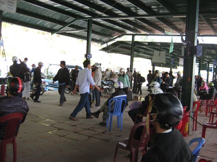 Quá tải dịch vụ trung chuyển qua hầm Hải Vân - 2